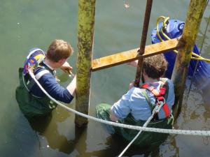 Florian und Christian in Wathosen im Wasser