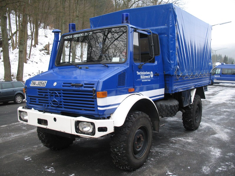 Der Unimog von rechts.